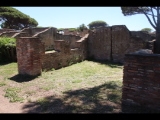 07644 ostia - regio i - insula xiii - caseggiato (i,xiii,2) - raum re des korridors (1) von molino (i,xiii,4) - bli ri suedwesten - 06-2024.jpg